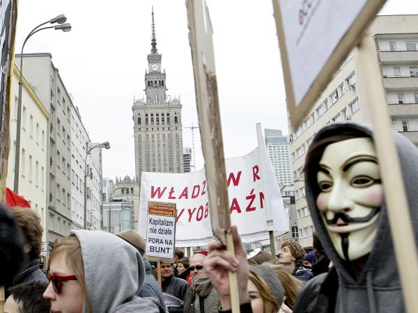 Na warszawskiej manifestacji oburzonych. Z prawej strony - charakterystyczna maska.