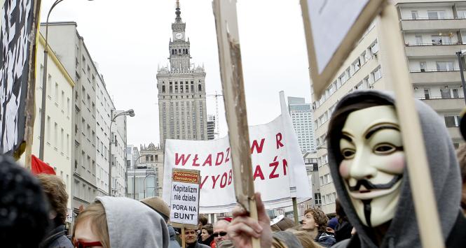 Na warszawskiej manifestacji oburzonych. Z prawej strony - charakterystyczna maska.