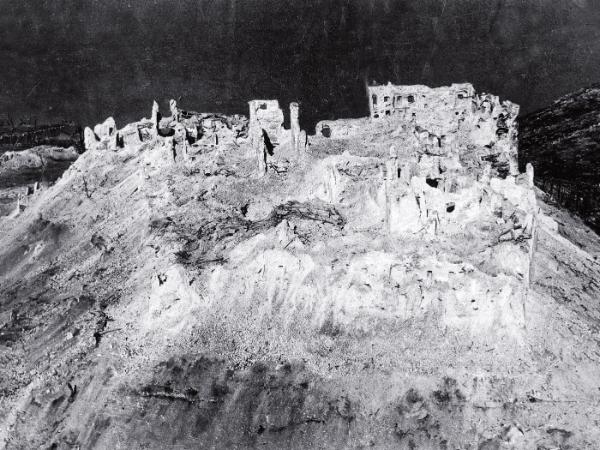Zniszczony klasztor na Monte Cassino, zdjęcie wykonane przez brytyjskiego pilota RAF 24 maja 1944 r.