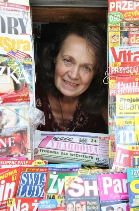 Krystyna Cichocka, kioskarka, od 70 r. pracuje w Ruchu w pobliżu miejskiego targowiska. Pierwsza w mieście wpadła na pomysł, by wystawiać gazety na zewnątrz. Wszyscy ją tu znają i odnoszą się z wielka sympatią. Można z nią rozmawiać o Żyrardowie godzinami