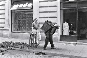 Roznoszenie węgla do kamienic, Kraków 1980 r.