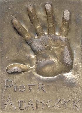 Odcisk dłoni i podpis Piotra Adamczyka w Alei Gwiazd w Międzyzdrojach.