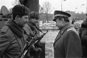 31.12.1981 r. Jeden z generałów Jaruzelskiego składa życzenia ulicznemu patrolowi. Ogólnopolskie przygotowania do Sylwestra wzięli na siebie wojskowi. Zakaz zgromadzeń. Czapki „uszanki” wcale nie były karnawałowym przebraniem, a karabiny nie były na wodę.