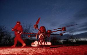 Ukraiński żołnierz z ciężkim dronem w okolicy Zaporoża, marzec 2026 r.