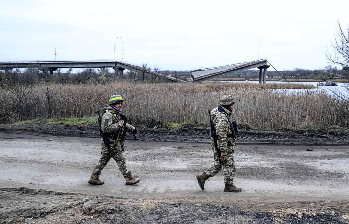 Ukraińscy żołnierze w okolicy zniszczonego mostu w Chersoniu, początek grudnia 2022 r.