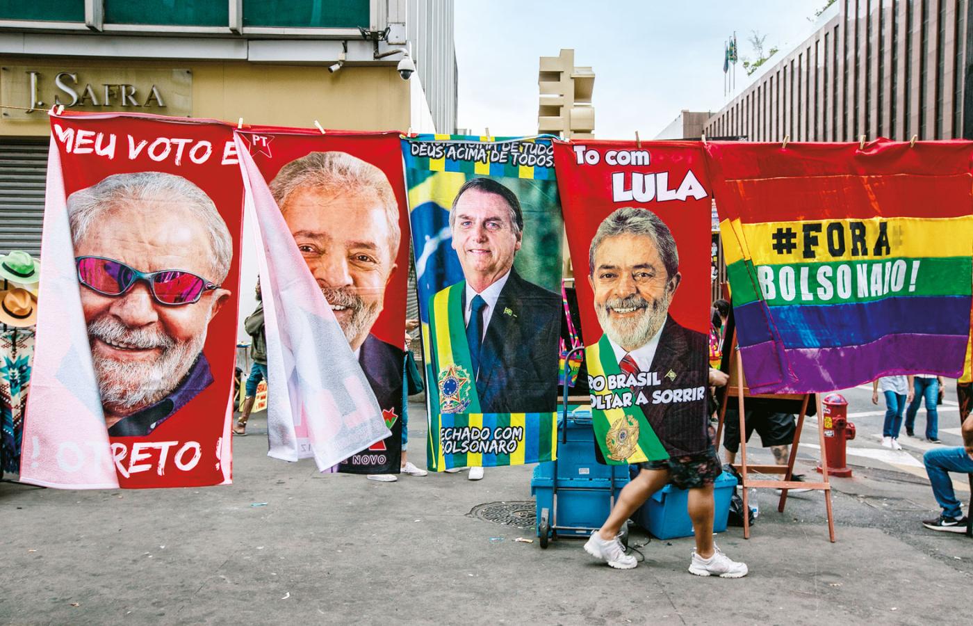 Bolsonaro przegrał z kandydatem lewicy Lulą da Silva i… oddał władzę bez większych dąsów.