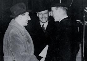 Brytyjski minister spraw zagranicznych Edward Halifax (z prawej) wita ministra Józefa Becka (z lewej) na londyńskim dworcu Victoria. W środku stoi ambasador Edward Raczyński. Kwiecień 1939 r.