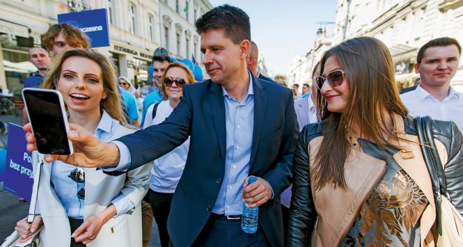 Lider Nowoczesnej Ryszard Petru (rocznik 1972) z młodymi łódzkimi kandydatami do Sejmu.