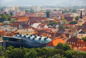 Kunsthaus w Grazu. Ameboidalny gigantyczny stwór wpełzł między normalne domy