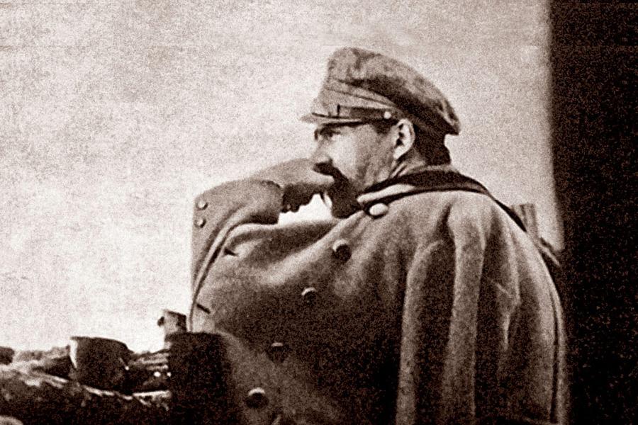 Józef Piłsudski w okopach na Wołyniu, 1916 r.