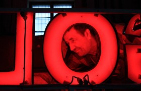 Moda na ratowanie neonów obiegła Polskę. W całym kraju działają ludzie, którzy starają się przejmować opiekę nad starymi reklamami świetlnymi, zbierać fundusze na ich odrestaurowanie i utrzymanie.