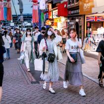 Codzienne życie na ulicach Tokio w czasach pandemii. Zdjęcie z 2 sierpnia 2021 r.