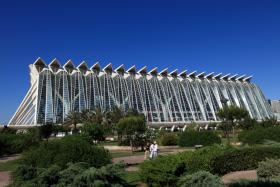 Miasto Sztuki i Nauki – El Museu de les Ciències Príncipe Felipe. To muzeum XXI wieku, znajdziemy tu zatem ekspozycje najnowszych osiągnięć w dziedzinach nauki i techniki. Na przykład gigantyczne wahadło Foucaulta i rzeźbę przedstawiającą podwójną helisę DNA. Zajęcia dla gości mają tu często charakter interaktywny, przyjemne łączy się z pożytecznym. Budynek ma trzy piętra – sporo do zgłębiania!