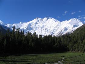 Z dołu i latem Nanga Parbat wygląda przepięknie i sielankowo, ale sielanka to nie jest.