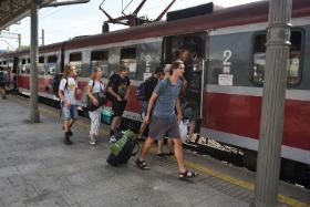 PKP Intercity chciało w trakcie Pol’and’Rock Festival tak zmienić trasy swoich regularnych pociągów dalekobieżnych, by w ogóle nie przejeżdżały przez Kostrzyn. Na fot. dworzec w Poznaniu przed festiwalem, 2018 r.