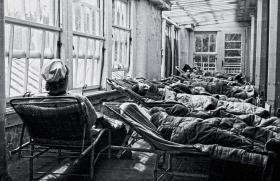 Sanatorium gruźlicze (tu w Kamiennej Górze w 1948 r.; fotografie z Turczynka nie zachowały się w zbiorach publicznych).