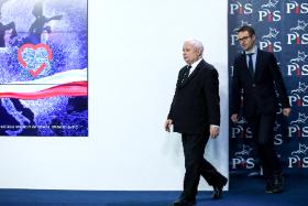 Prezes PiS Jarosław Kaczyński i europoseł Tomasz Poręba. 22 maja 2019 r.