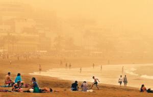 Calima wieje w Las Palmas. Wiatry z piaskiem z północnej Afryki docierają m.in. nad Wyspy Kanaryjskie i Półwysep Iberyjski.