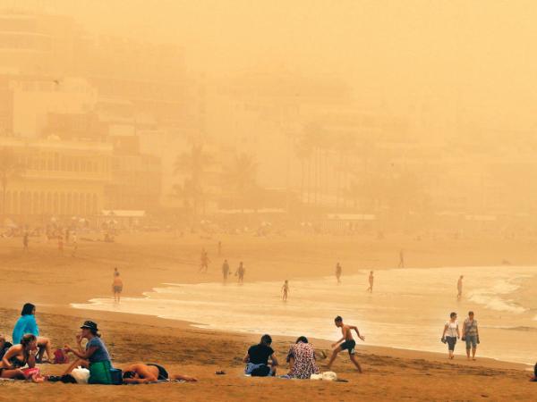 Calima wieje w Las Palmas. Wiatry z piaskiem z północnej Afryki docierają m.in. nad Wyspy Kanaryjskie i Półwysep Iberyjski.