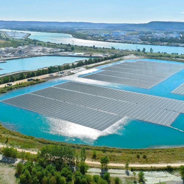 Pływająca elektrownia słonecz­na o mocy 17 MW w pobliżu Piolenc w południowej Francji. Instalacja unosi się na sztucznym zbiorniku położonym w dolinie Rodanu (na drugim planie).