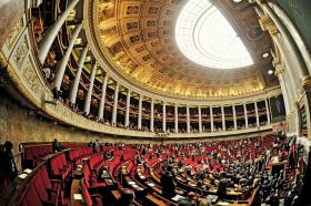 Pałac Burbonów (parlament): 533 mln euro budżetu, 577 deputowanych, 1252 pracowników.