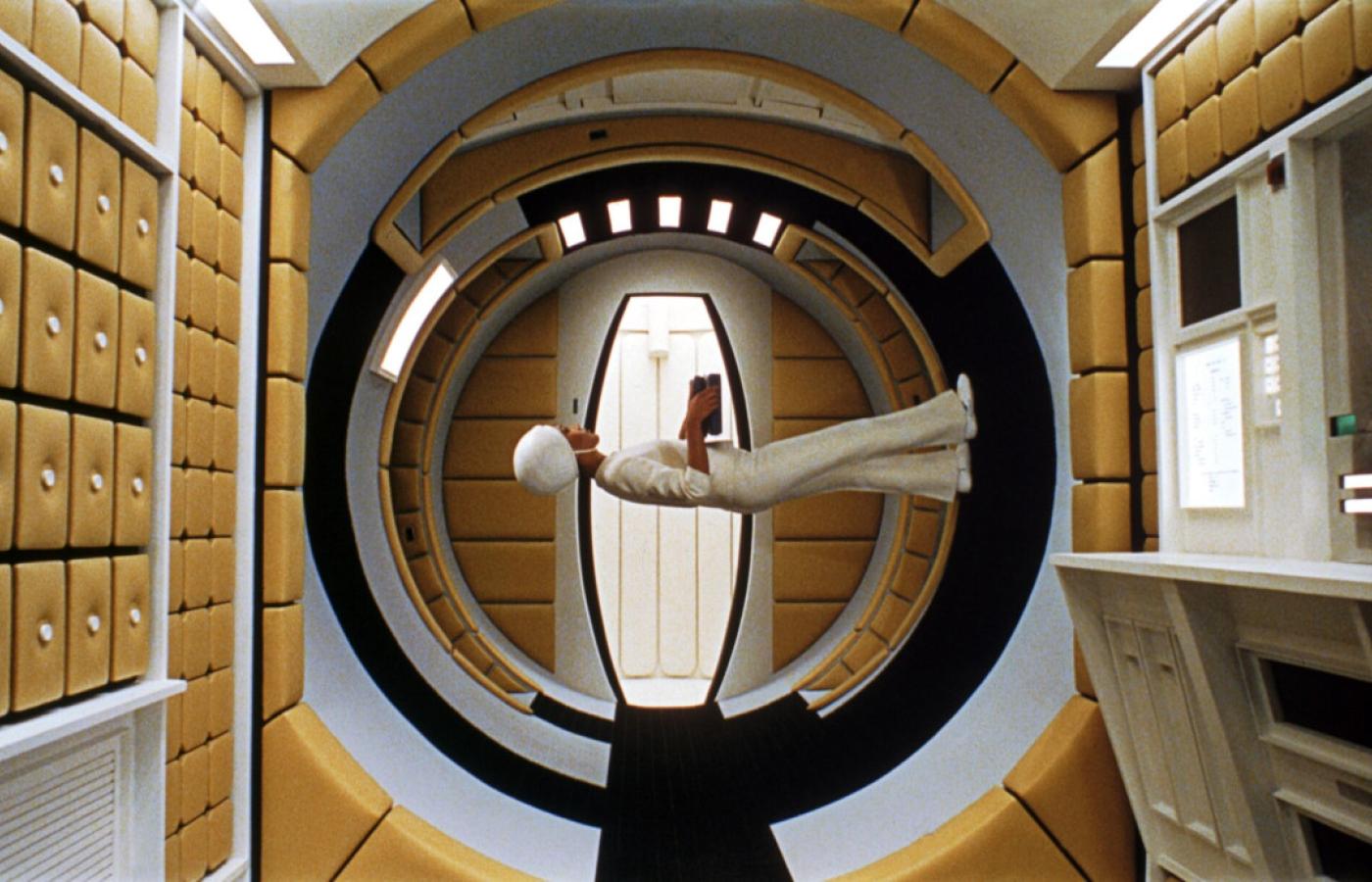 W filmie „2001: Odyseja kosmiczna” Stanleya Kubricka przeciwko ludzkiej załodze statku buntuje się komputer HAL 9000, który zyskał świadomość.
