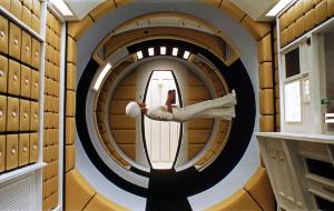 W filmie „2001: Odyseja kosmiczna” Stanleya Kubricka przeciwko ludzkiej załodze statku buntuje się komputer HAL 9000, który zyskał świadomość.