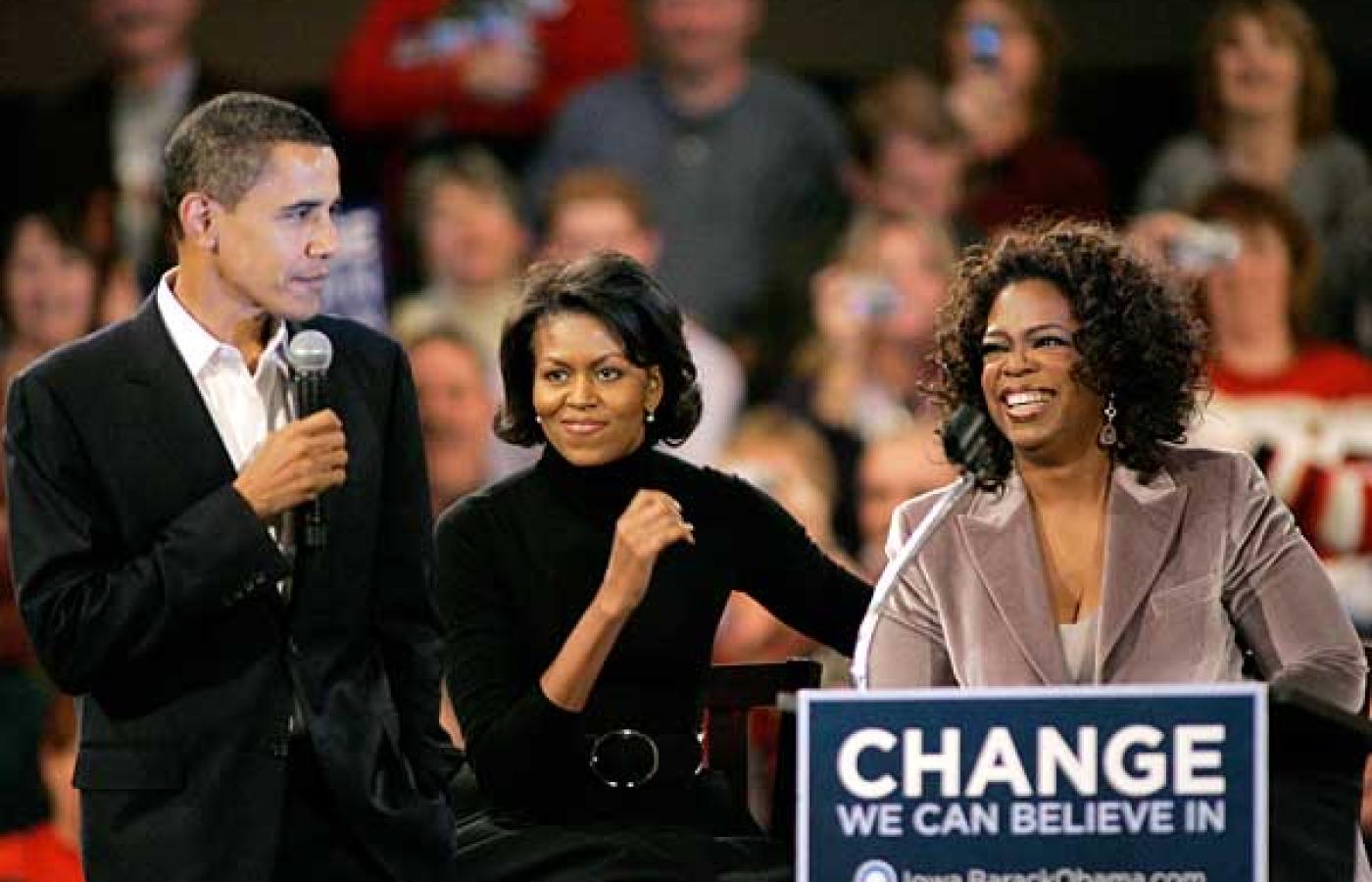 Prawybory w Iowa: Barack Obama i wspierająca go Oprah Winfrey. Fot. Brian Kersey, UPI / BEW