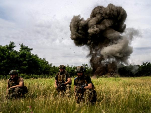 Ukraińscy żołnierze przeprowadzają kontrolowaną eksplozję w Doniecku, czerwiec 2024 r.