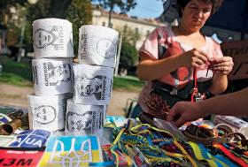 Lwów. Papier toaletowy z portretami Putina i Janukowycza czy wycieraczki z Janukowyczem to przeboje z listy antyrosyjskich gadżetów. Ofertę uzupełniają elementy patriotyczne w wielkim wyborze.