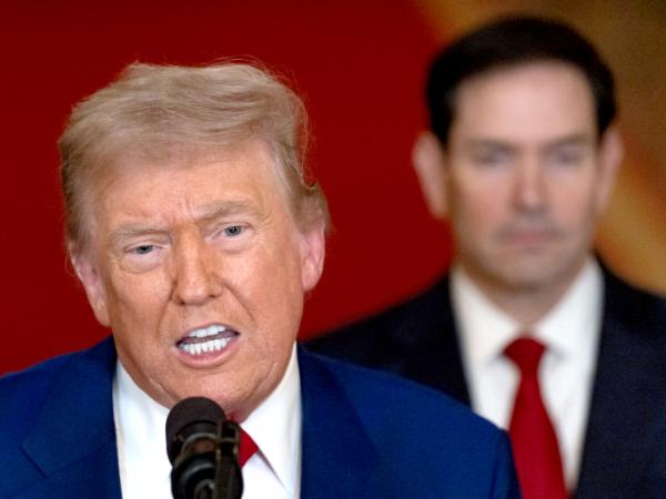 Prezydent USA Donald Trump podczas wystąpienia, w którym poinformował o amerykańskim ataku na ośrodku nuklearne Iranu. W tle sekretarz stanu Marco Rubio. 22 czerwca 2025 r.