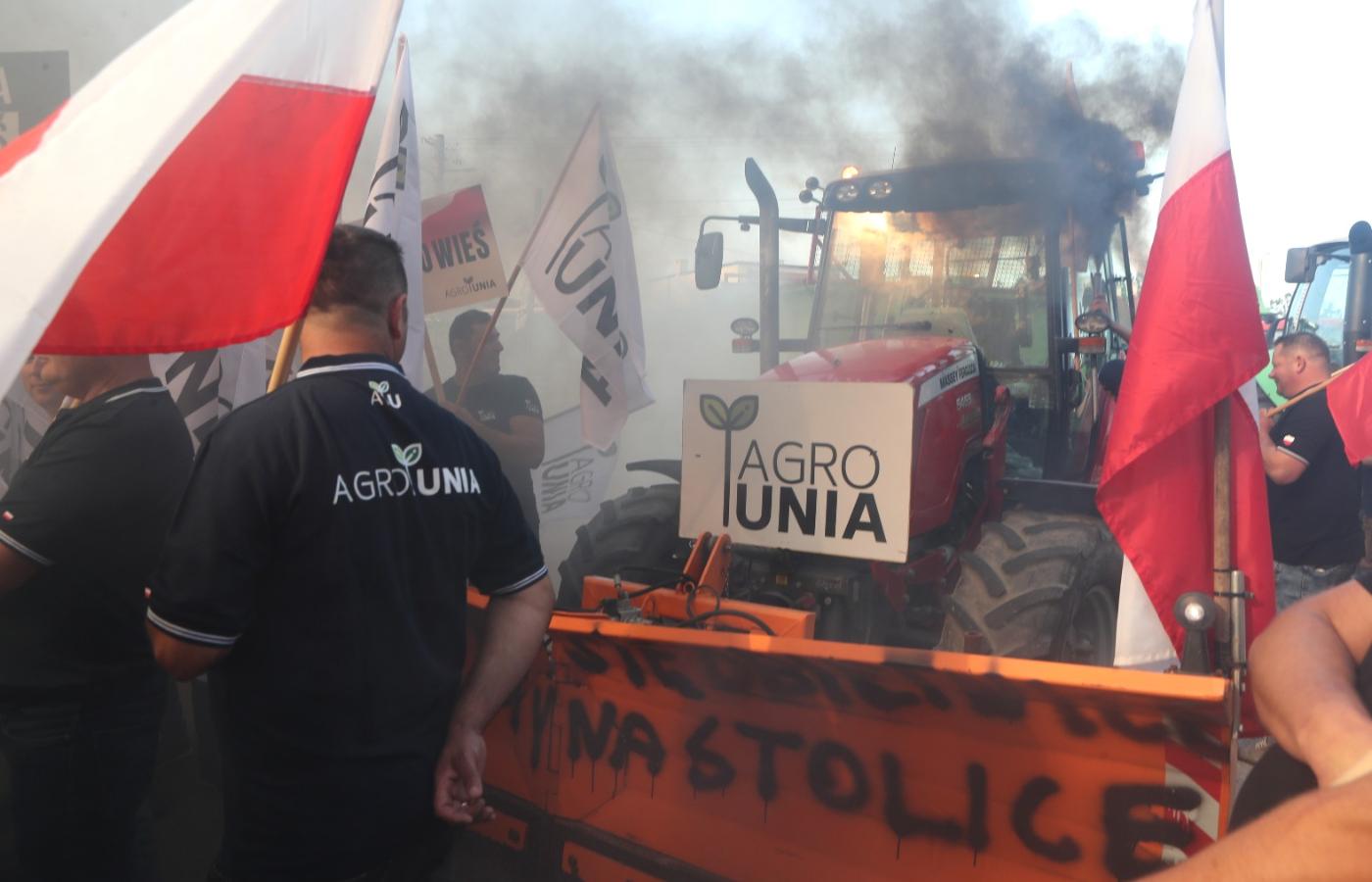 Protest rolników z AgroUnii na drodze krajowej nr 91.