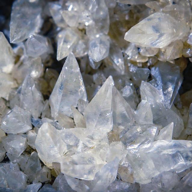 Kryształy kalcytu – jednego z głównych minerałów węglanu wapnia. Bakterie potrafią oczyścić wody gruntowe z uranu i uwięzić go w kalcycie.