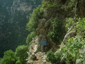 Do pustelni prowadzi wąska droga. Ogrodzenie zostało wykonane przez mieszkańców, żeby bezpiecznie schodzić do doliny lub docierać do o. Dario.