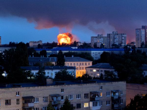 Ogień nad Kijowem po rosyjskim ataku na budynek mieszkalny, 17 czerwca 2025 r.