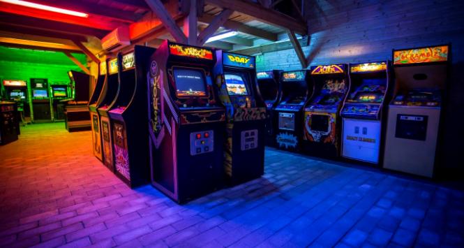 Arcade Hry. Na pierwszym planie „Joust”, obok „Galaga”