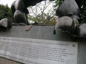 Medellin, Kolumbia. Zniszczona podczas jednego z wielu zamachów rzeźba Fernando Botero „Ptak pokoju”.