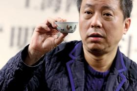 Porcelanową czarkę do herbaty z czasów dynastii Ming (XIV-XVII w.) prezentuje Liu Yiqian, który zapłacił za nią 36 mln dolarów.