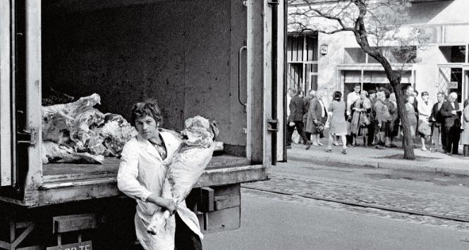 Dostawa mięsa (tusze często wówczas rozbierano w sklepach), Warszawa Praga, okolice ul. Stalowej, 1977 r.
