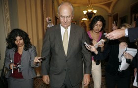 Ultrakonserwatywny i homofobiczny senator Larry Craig z Idaho swego czasu w toalecie na lotnisku w Minneapolis smalił cholewki do policjanta. Na fot. po raz pierwszy na Kapitolu od czasu aresztowania.