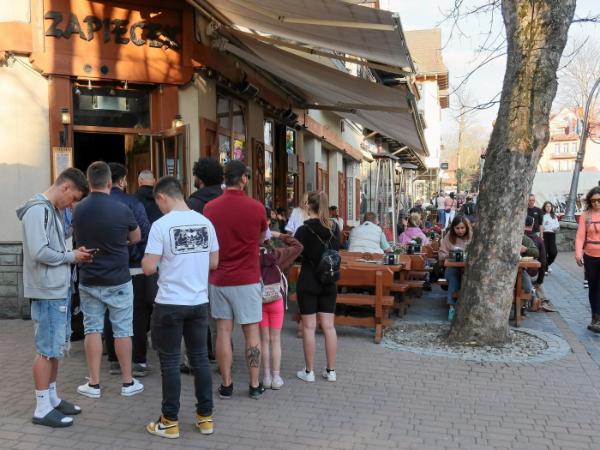 Turyści na zakopiańskim deptaku, maj 2025 r.