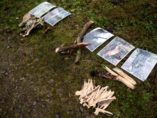 Ciepło da się stworzyć. Żołnierze pokazali zalety brzozowej kory, która – umiejętnie zeskrobana – tworzy fantastyczne loczki i wióry, zajmujące się ogniem od zaledwie kilku iskier. Zdjęcie ze szkolenia w Osowcu-Twierdzy w województwie podlaskim. 22 listopada 2025 r.