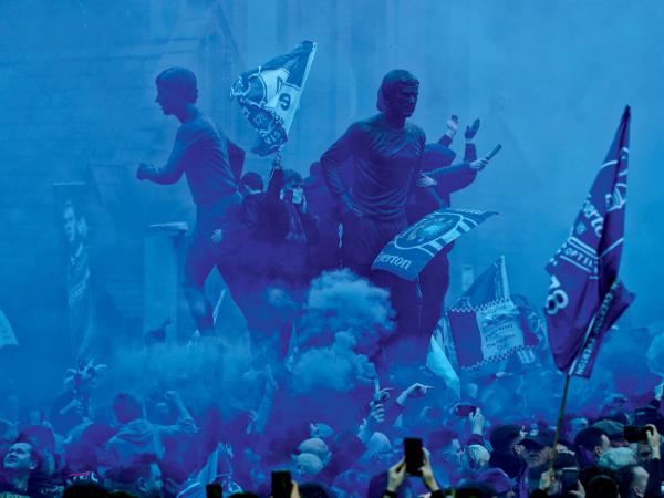 Fani odpalają race przed meczem piłkarskim w brytyjskiej Premier League między zespołami Evertonu i Chelsea.