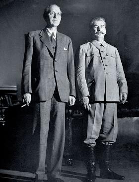 Na stronie obok: Harry Hopkins i Józef Stalin, sierpień 1941 r. Ta fotografia, wykonana przez Margaret Bourke-White, była okładką tygodnika „Life”. Hopkins był najbliższym doradcą prezydenta Roosevelta. Zarzuty pod jego adresem o agenturalność nie są potwierdzone, ale bez wątpienia działał na korzyść Stalina.