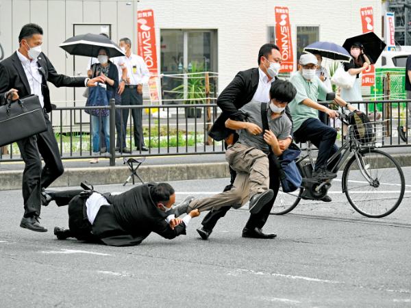 Moment ujęcia zabójcy byłego premiera Japonii Shinzo Abego, który został zastrzelony z broni domowej roboty podczas kampanii wyborczej.