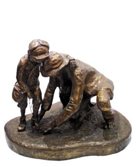 Rzeźba Samuela Willenberga ukazująca scenę z Treblinki: ojca zdejmującego buty dziecku