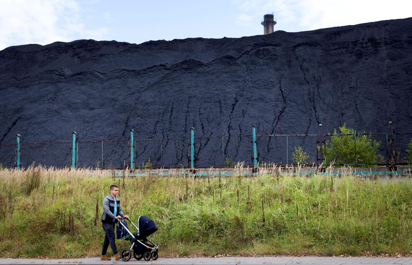 Zwałowisko węgla składowanego na terenie kopalni Halemba w Rudzie Śląskiej
