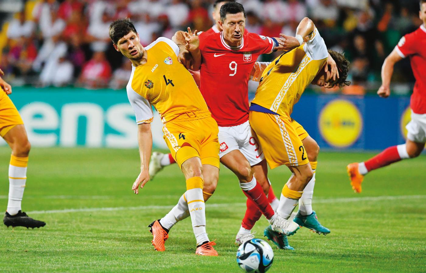 Robert Lewandowski podczas meczu Mołdawia–Polska przegranego 3:2