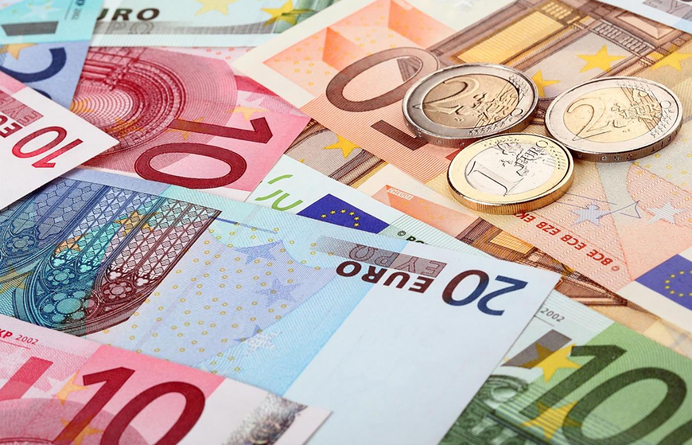 Europarlamentarzysta otrzymuje na rękę 6710 euro, czyli ok. 28,2 tys. zł.