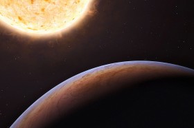 Odkryto już ponad 500 obcych planet i... pierwszą spoza naszej Galaktyki. Okrąża ona gwiazdę znajdującą się w tzw. Strumieniu Helmi, a więc skupisku gwiazd, które zostały zaciągniete przez Mleczną Drogę po dawnej kolizji z inną mniejszą galaktyką.